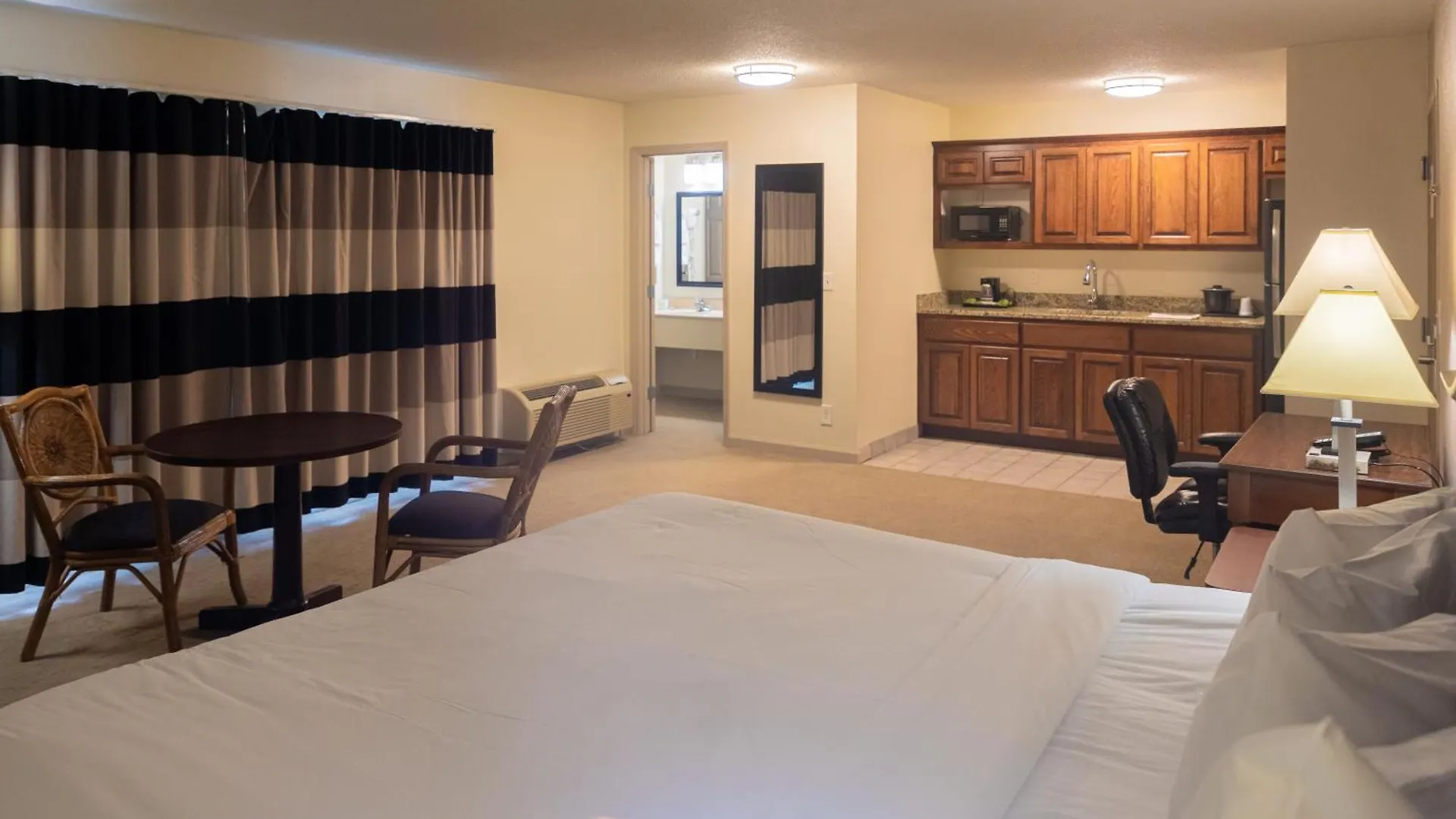 Cottonwood Suites Savannah Hotel & Conference Center Pooler